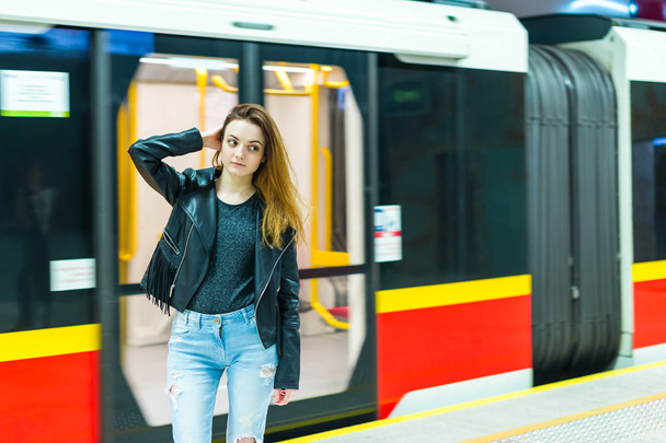 Yakındaki metro istasyonunda metro treninin kız - Fotoğraf, Görsel