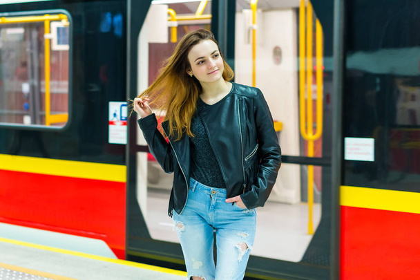 The girl near subway train at the metro station - Foto, afbeelding