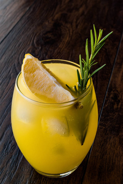 Meyer Lemonade with Rosemary and Vodka - Foto, afbeelding