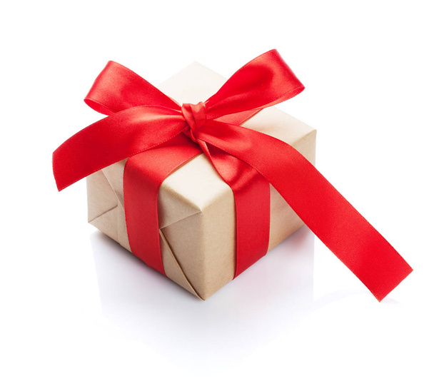 Kırmızı fiyonklu hediye kutusu - Fotoğraf, Görsel