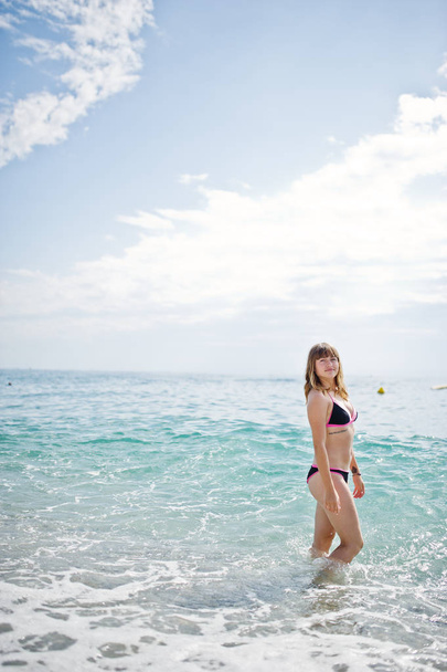 Beautiful model relaxing on a beach dressed in a swimsuit. - Foto, Bild