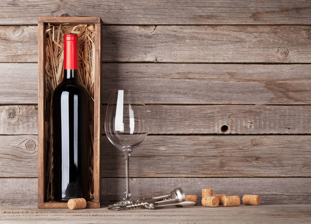 garrafa de vinho tinto e copo de vinho
 - Foto, Imagem