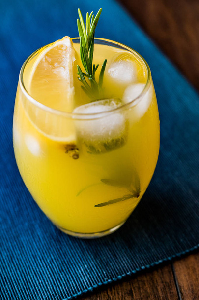 Meyer Lemonade with Rosemary and Vodka - Foto, afbeelding