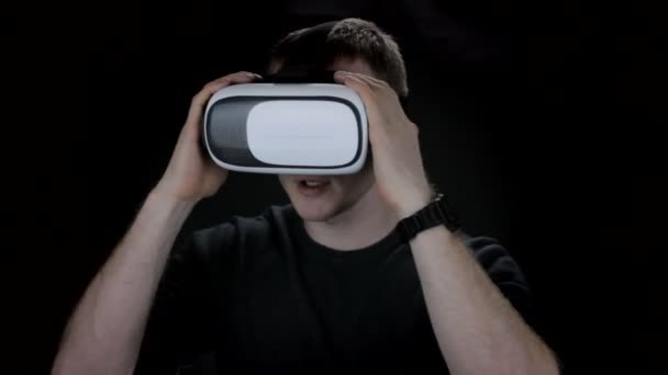 Hombre en gafas de realidad virtual. Fondo negro
 - Metraje, vídeo