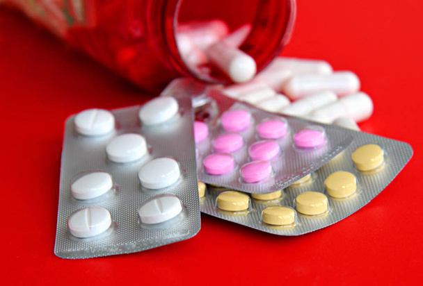 Pillen und ein weiteres Medikament für illegale Doping-Manipulationen. Antibiotikum und Antidepressivum aus der Apotheke. - Foto, Bild