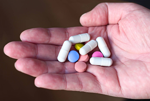 Pillereitä ja huumeita laittomaan dopingin manipulointiin. Apteekki antibiootti ja masennuslääke
. - Valokuva, kuva