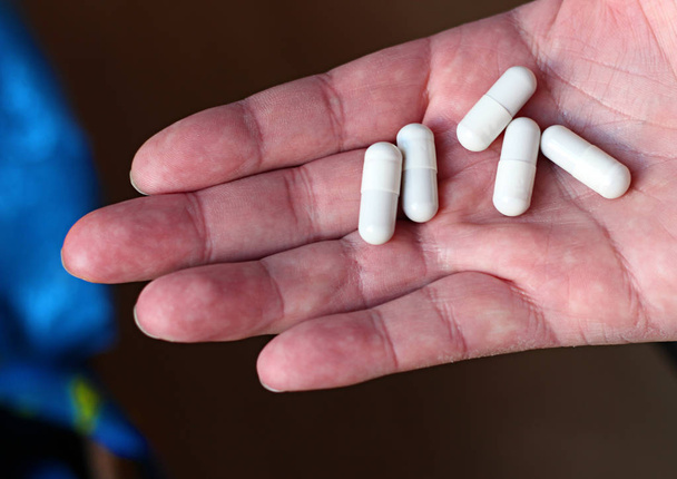 Pillereitä ja huumeita laittomaan dopingin manipulointiin. Apteekki antibiootti ja masennuslääke
. - Valokuva, kuva