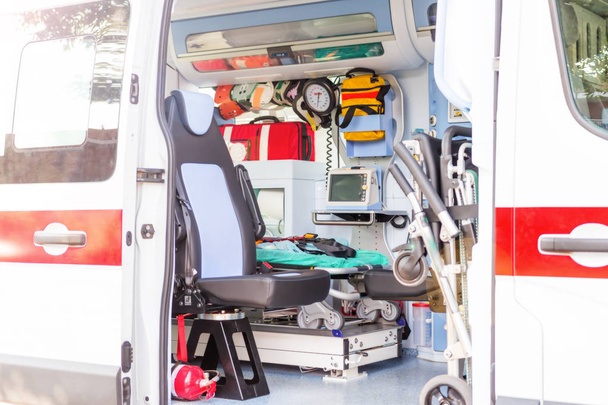 Dentro da ambulância
 - Foto, Imagem