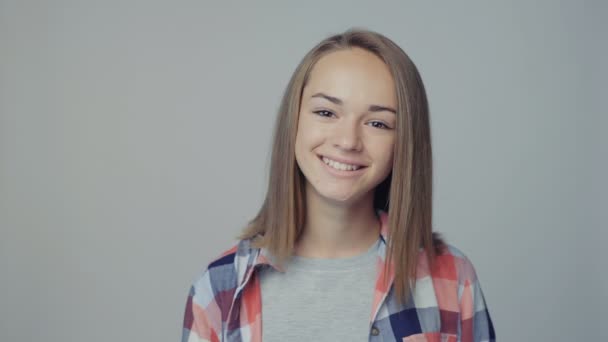 Closeup portrait of teen girl looking at camera smiling - Video, Çekim