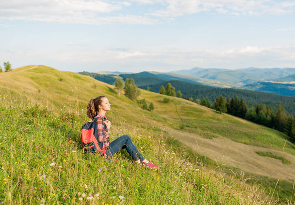 Молодая девушка на вершине горы с прекрасным видом
. - Фото, изображение