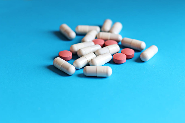 Pigułki i inny leki na nielegalnym dopingu manipulacje. Apteka antybiotyk i lek przeciwdepresyjny. - Zdjęcie, obraz