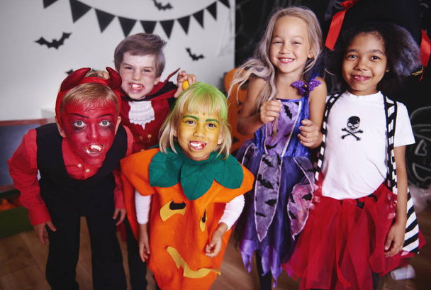Enfants posant en costume d'Halloween
 - Photo, image