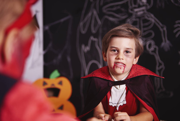 Portrét chlapce oblečená jako halloween vampir - Fotografie, Obrázek