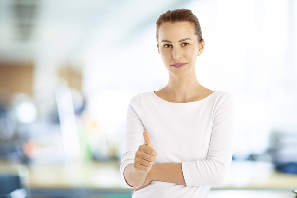 businesswoman giving thumb up at office  - Foto, Imagem