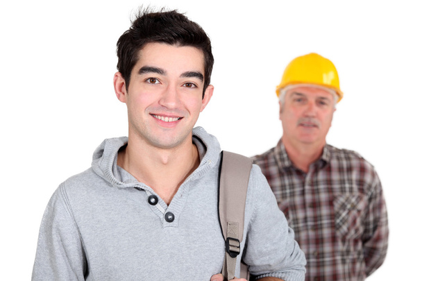 Young man standing next to an experienced worker - Foto, afbeelding