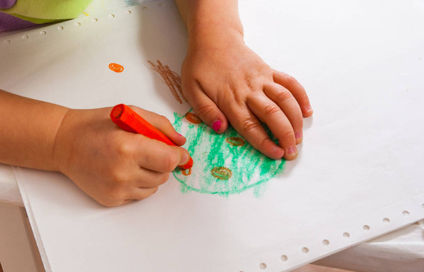 the baby's hands are painted with colored crayons - 写真・画像