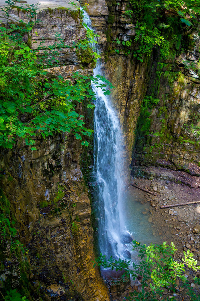 Фото високий водоспад у Карпатах - Фото, зображення
