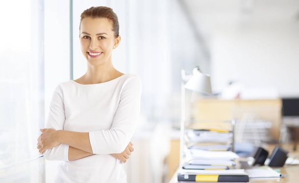 businesswoman standing with arms crossed - Foto, Bild