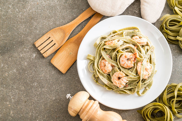 spinach fettuccini pasta with shrimp - Foto, Imagem