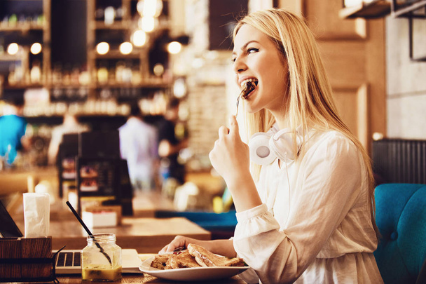 Business woman having breakfast in a restaurant - Photo, Image
