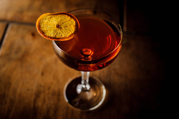 Manhattan cocktail decorated with an orange slice - Foto, imagen