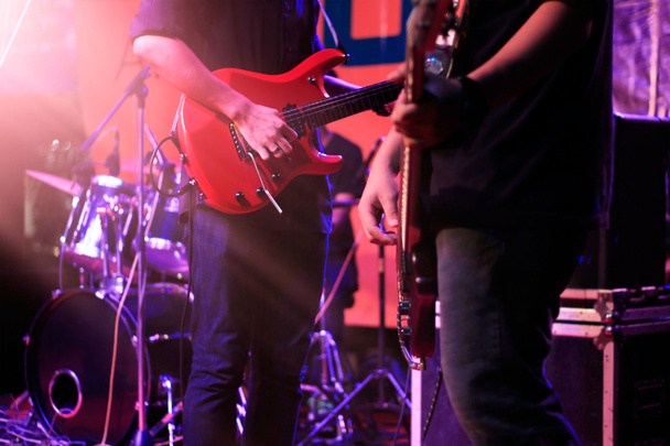 Guitarrista no palco para fundo, conceito suave e desfocado
 - Foto, Imagem