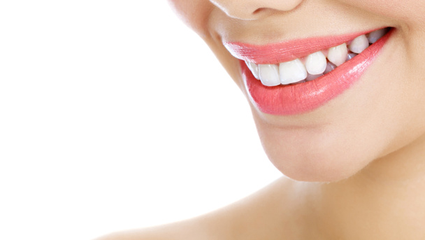 Kadının gülümsemek izole beyaz arka plan üzerinde beyaz sağlıklı dişlere sahip closeup çekim - Fotoğraf, Görsel