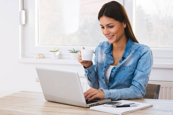 Business woman using laptop - Photo, Image