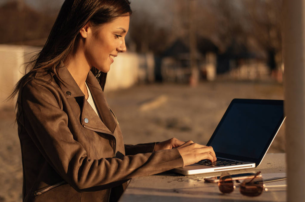 Girl working with laptop  - Fotoğraf, Görsel
