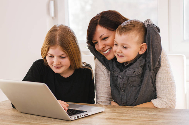 Family having fun with laptop - Φωτογραφία, εικόνα