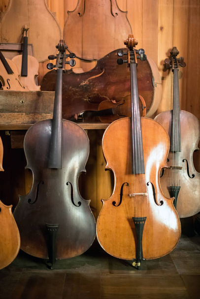 Cellos debout dans l'atelier luthier
 - Photo, image