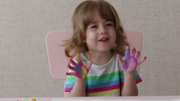 Portrait of a little girl with painted palms - Footage, Video