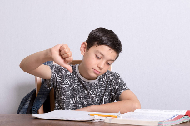 Junge im Teenageralter macht seine Hausaufgaben - Foto, Bild