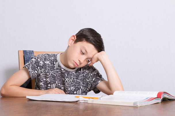 Jeune adolescent garçon faire ses devoirs
 - Photo, image