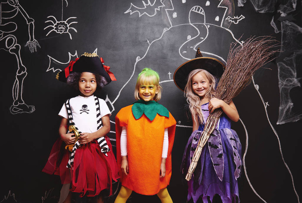 Niños en disfraces de Halloween - Foto, imagen