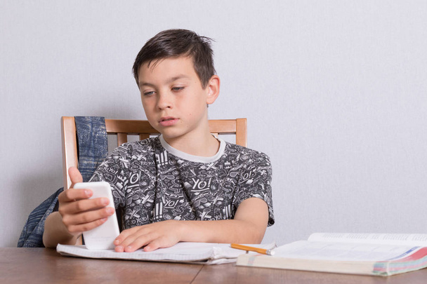 Jonge tiener jongen zijn huiswerk - Foto, afbeelding