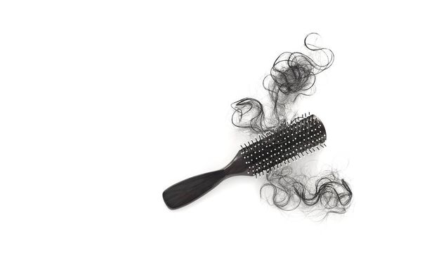 Perda de pêlos cair em escova no fundo branco, texto em branco
 - Foto, Imagem