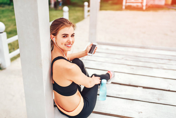 sporty girl with phone  - Foto, Imagem