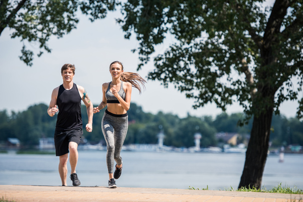 sport coppia jogging nel parco
 - Foto, immagini