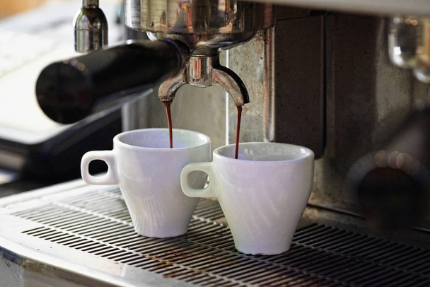Espresso trefa klesá do šálku - Fotografie, Obrázek