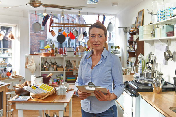 Porträt einer Geschäftsfrau, die in einem Kochladen schmort  - Foto, Bild