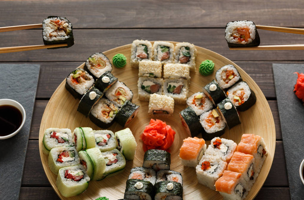 日本の resaturant で寿司マキとロールのセットを食べる - 写真・画像