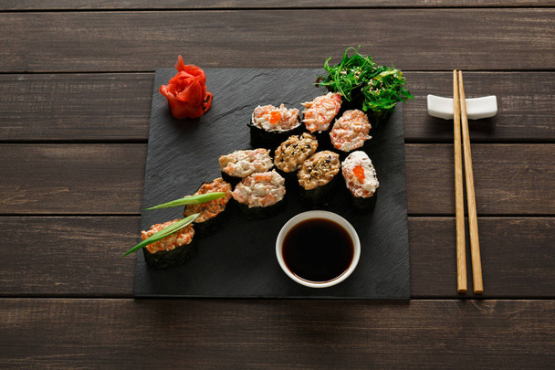 Set de sushi gunkan sobre madera rústica, vista desde arriba
 - Foto, Imagen