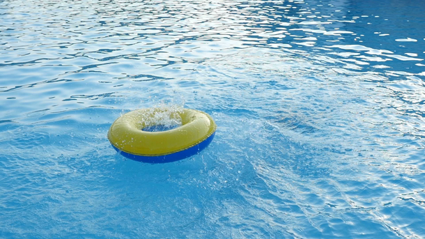 Jeune homme saute directement dans l'anneau gonflable dans les eaux bleues de la mer à Xo@-@ mo
 - Séquence, vidéo