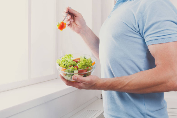 Homem irreconhecível tem almoço saudável, comer dieta vegetal sala
 - Foto, Imagem