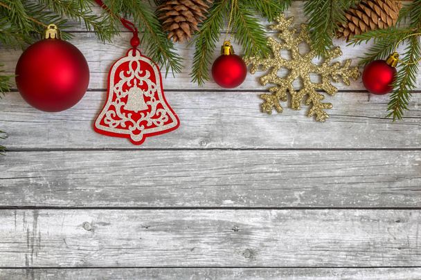 rami di abete rosso con decorazioni natalizie
. - Foto, immagini