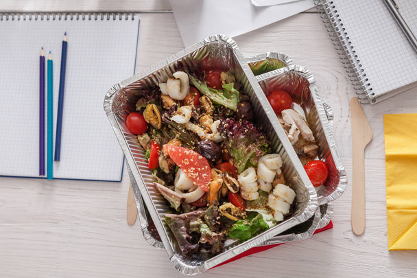 Gezonde dagelijkse maaltijden-levering in office, groente salade - Foto, afbeelding