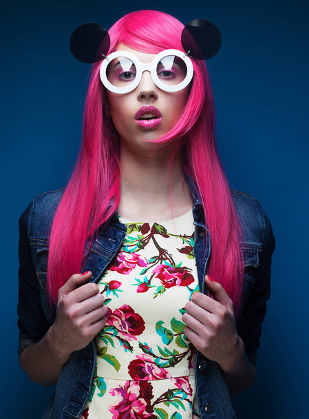 fashion girl with pink hair and big sunglasses over blue  background - Foto, Imagem