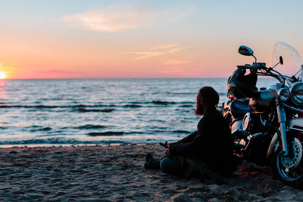 Biker on the beach at sunset - Foto, Imagem