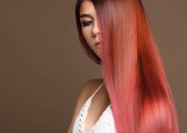Krásná růžová vlasy dívka v pohybovat s dokonale hladké vlasy a klasický make-up. Krása tváře. - Fotografie, Obrázek